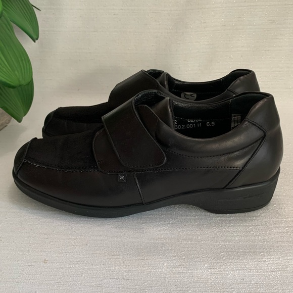 Sensible Black Leather Strap On Comfort Clogs Woman’s 6.5 - Picture 4 of 14